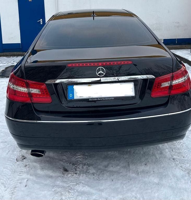 Gebraucht Mercedes E200 184 PS (135 kW) 2010 Schwarz Coupé