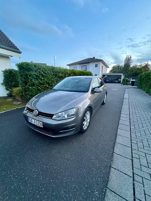 Grau Gebraucht 2013 VW Golf VII Comfortline Limousine | 9.600 € (Etwas zu teuer) - Bild 1/4