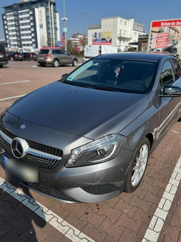 Grau Gebraucht 2013 Mercedes A180 Limousine | 11.500 € - Bild 1/4