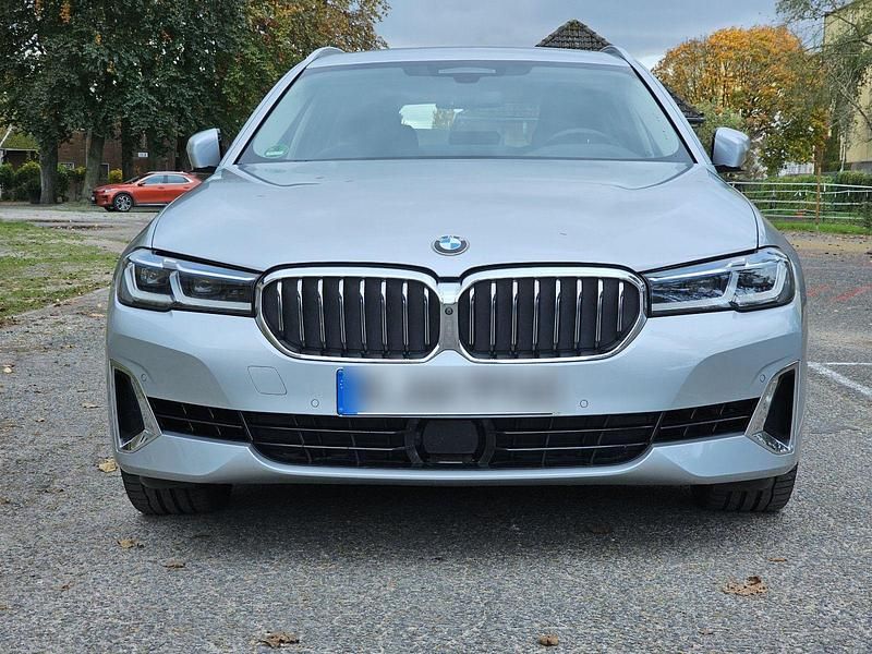 Silber Gebraucht 2021 BMW 540 Luxury Line Kombi | 29.999 € - Bild 1/4