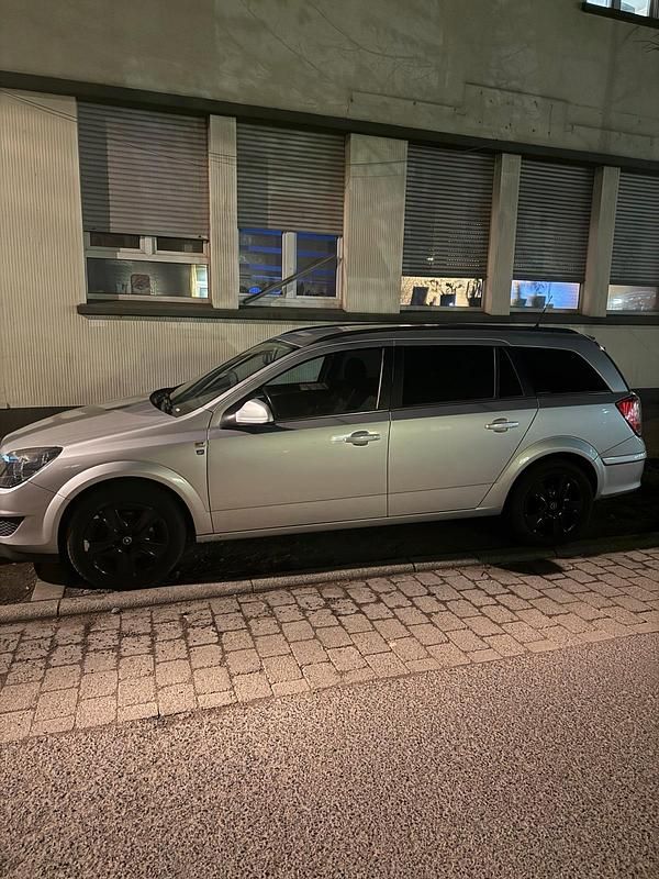 Gebraucht Opel Astra 143 PS (105 kW) 2010 Silber Kombi