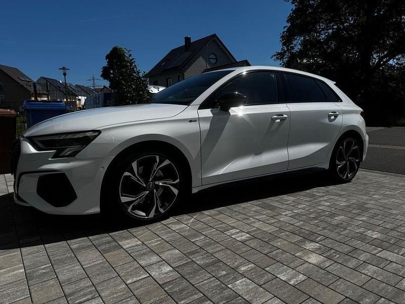 Weiß Gebraucht 2021 Audi A3 Sportback S-Line Limousine | 26.400 € (Fairer Preis) - Bild 1/4