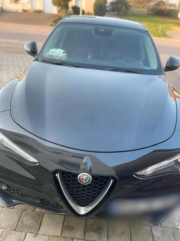 Gebraucht Alfa Romeo Stelvio 180 PS (132 kW) 2017 Rot SUV