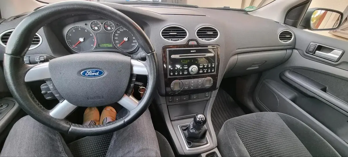 Używany Ford Focus Ghia 116 KM (85 kW) 2005 Czarny Sedan/Limuzyna