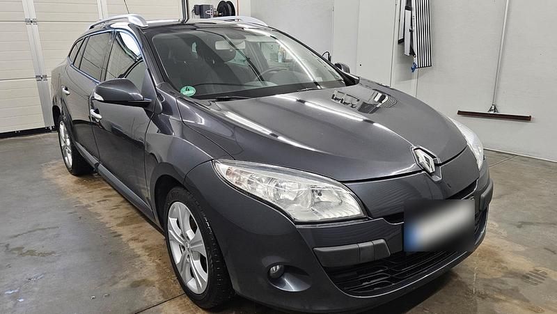 Gebraucht Renault Mégane GrandTour Dynamique 131 PS (96 kW) 2011 Grau Kombi