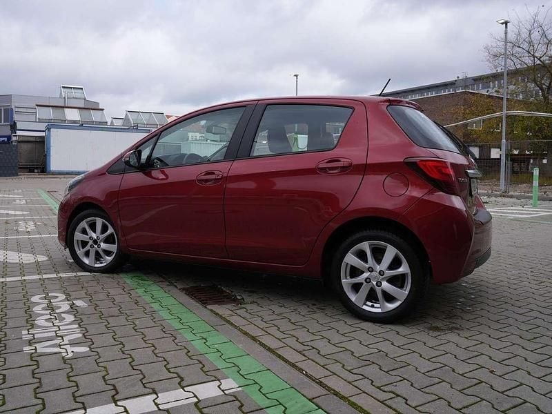 Rot Gebraucht 2014 Toyota Yaris Hybrid Limousine | 8.900 € (Fairer Preis) - Bild 1/4