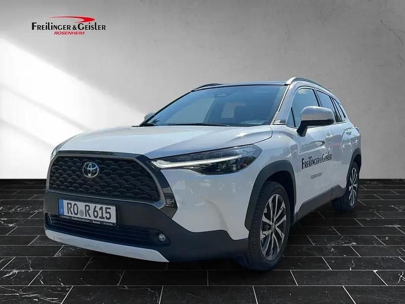 Weiß Gebraucht 2024 Toyota Corolla Hybrid Team SUV | 36.700 € (Fairer Preis) - Bild 1/4
