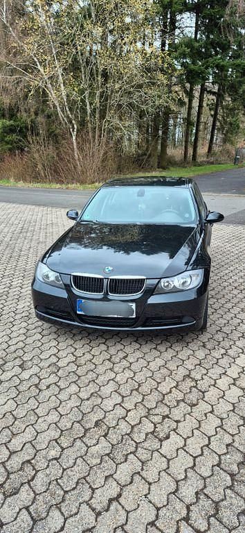 Gebraucht BMW 320 170 PS (125 kW) 2008 Schwarz Limousine