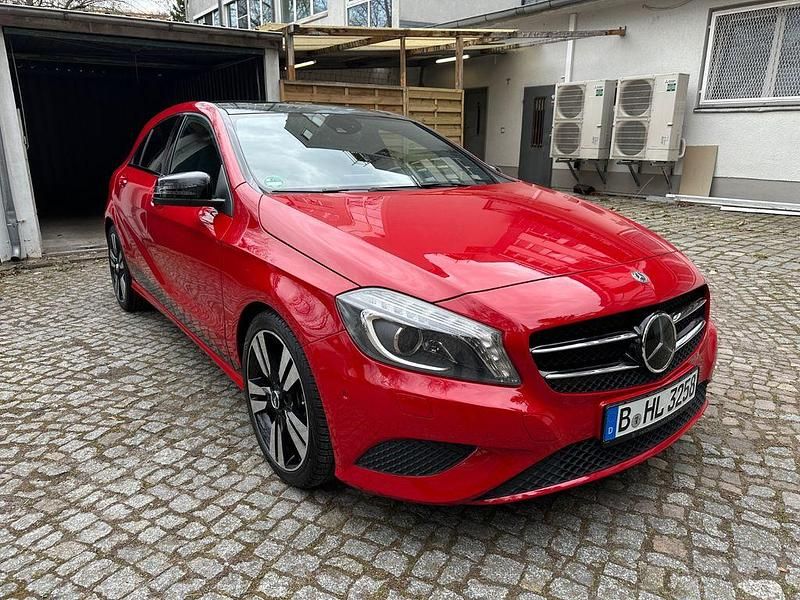 Rot Gebraucht 2013 Mercedes A180 AMG line Limousine | 15.900 € (Fairer Preis) - Bild 1/4