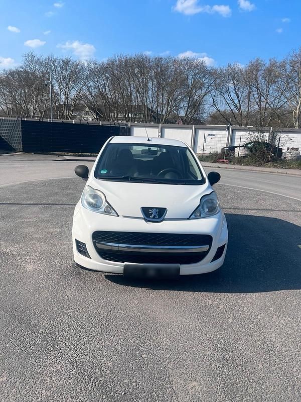 Gebraucht Peugeot 107 69 PS (50 kW) 2010 Weiß Kleinwagen