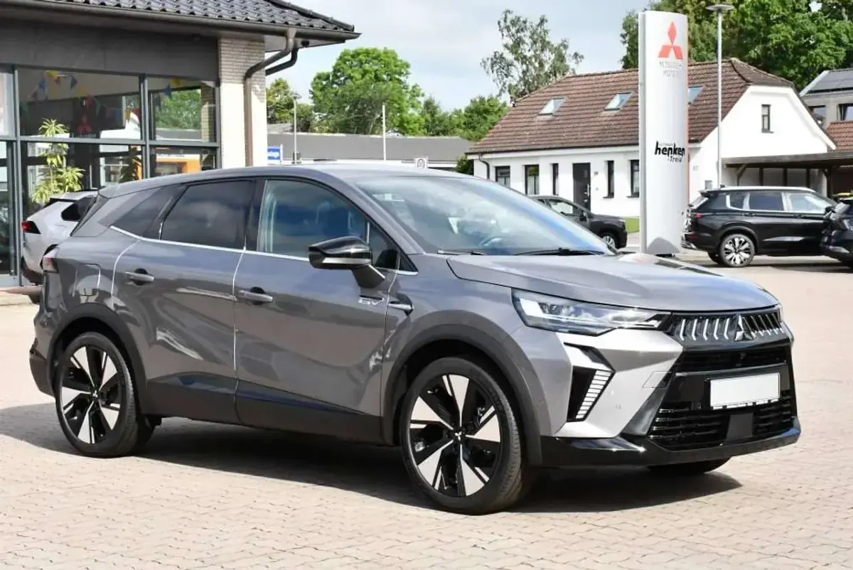 Neu Mitsubishi L Edition 109 PS (80 kW) 2026 Grau Limousine