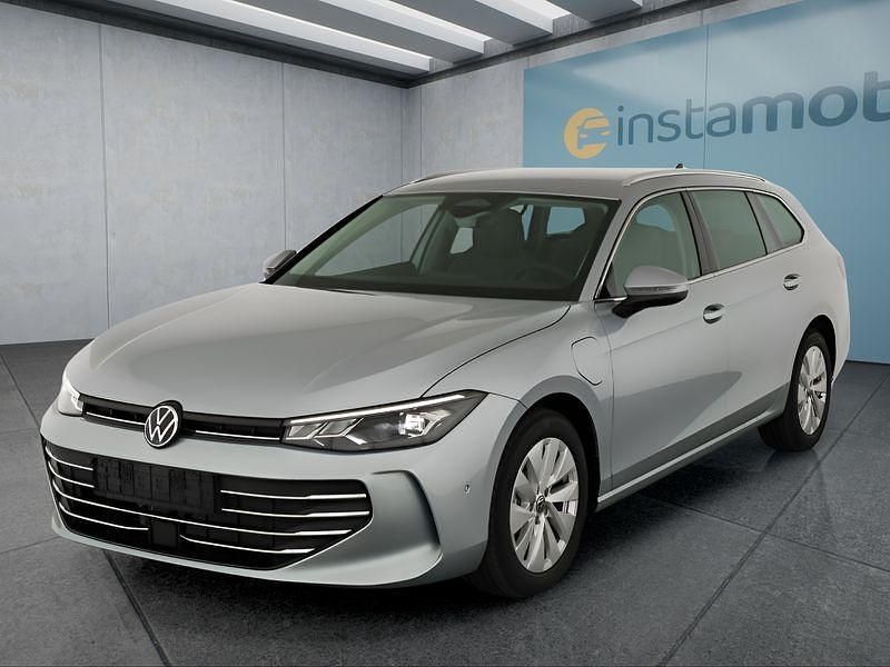 Silber Neu 2025 VW Passat Kombi | 43.949 € (Superpreis) - Bild 1/4