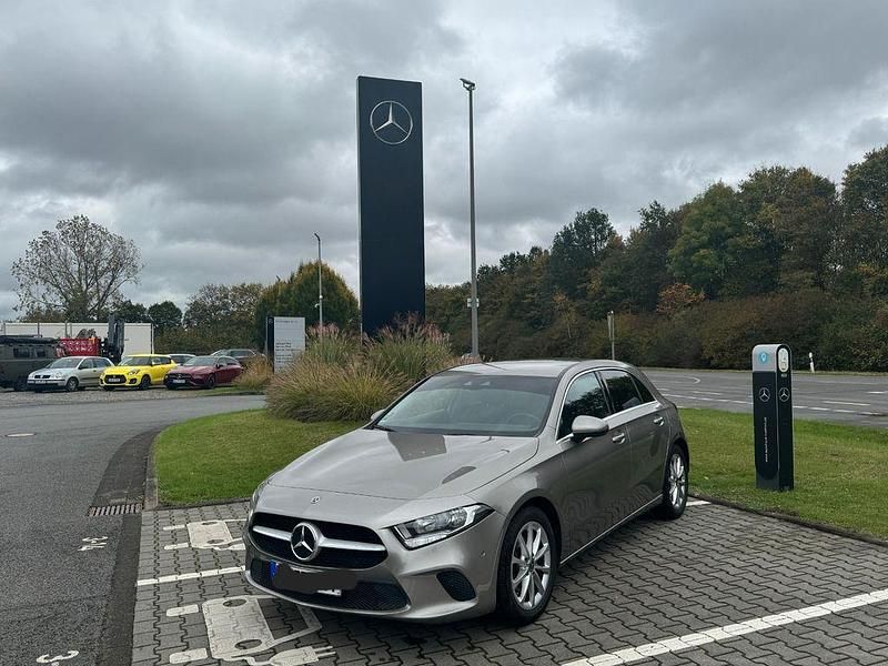 Silber Gebraucht 2020 Mercedes A180 Edition Limousine | 20.500 € (Superpreis) - Bild 1/4