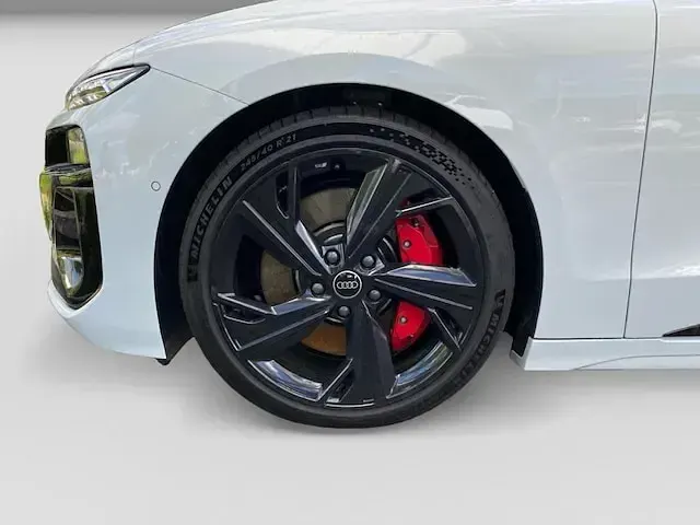 Gebraucht Audi e-tron Sport 369 kW (503 PS) 2025 Gletscherweiß metallic SUV
