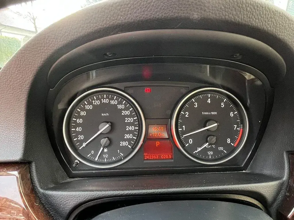 Gebraucht BMW 325 218 PS (160 kW) 2009 Rot Coupé