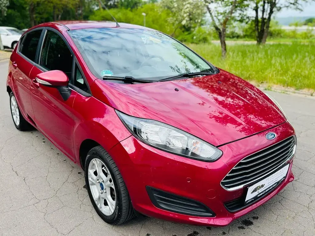 Używany Ford Fiesta SYNC Edition 80 KM (58 kW) 2013 Purpurowy Sedan/Limuzyna