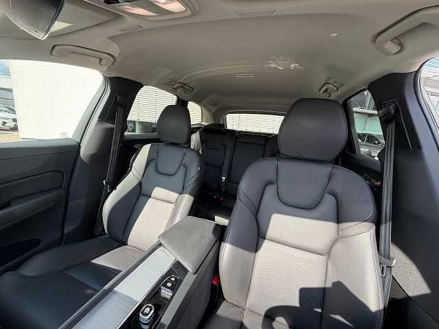 Gebraucht Volvo XC60 Plus 197 PS (144 kW) 2023 Grau SUV