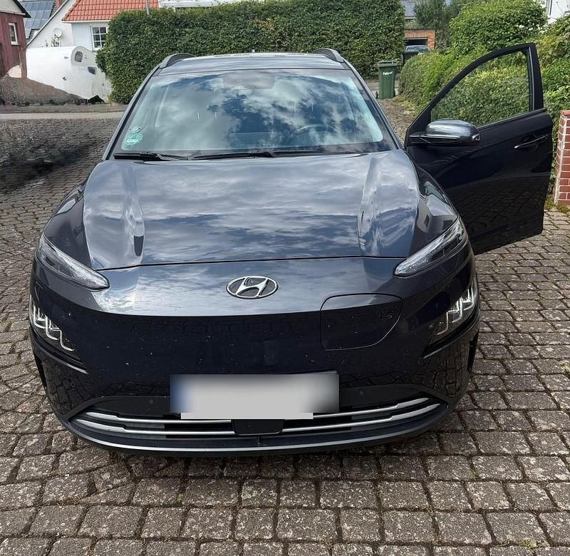 Grau Gebraucht 2022 Hyundai Kona SUV | 18.500 € (Fairer Preis) - Bild 1/4