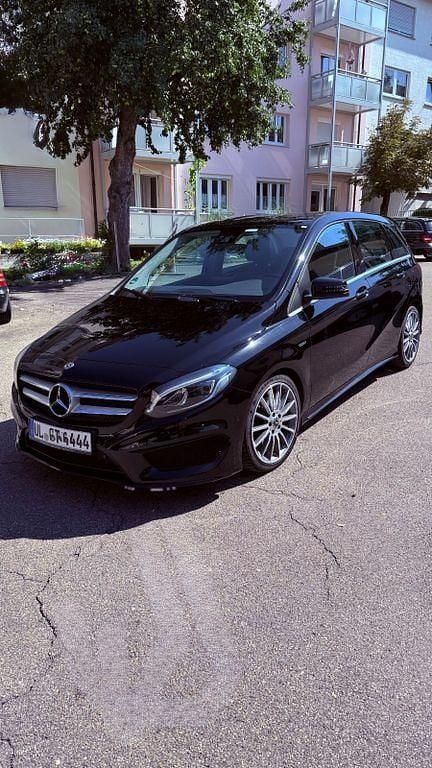 Schwarz Gebraucht 2018 Mercedes B220 Van / Kleinbus | 18.000 € (Guter Preis) - Bild 1/4