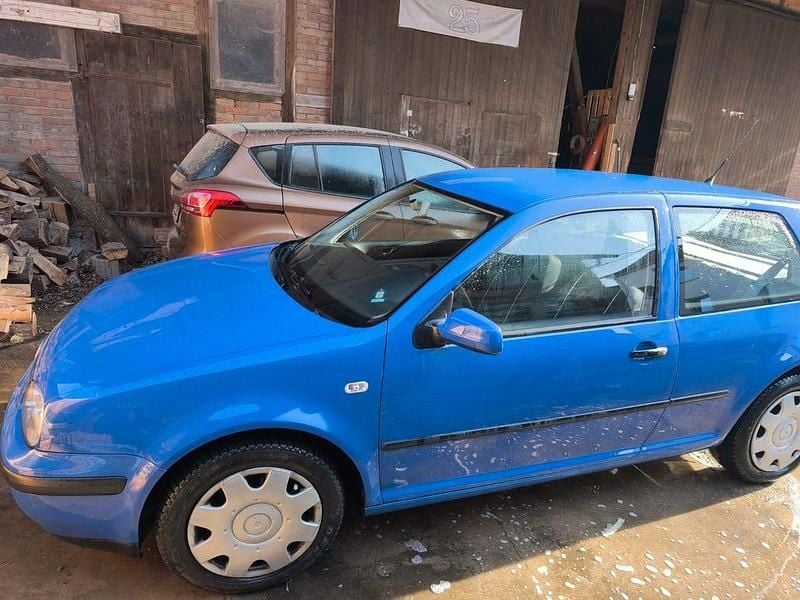 Second-hand VW Golf IV 105 CP (77 kW) 2000 Albastru Hatchback