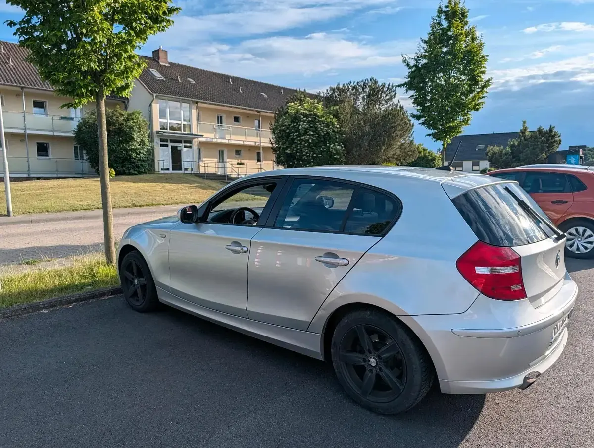 Gebraucht BMW 116 122 PS (89 kW) 2010 Grau Kleinwagen