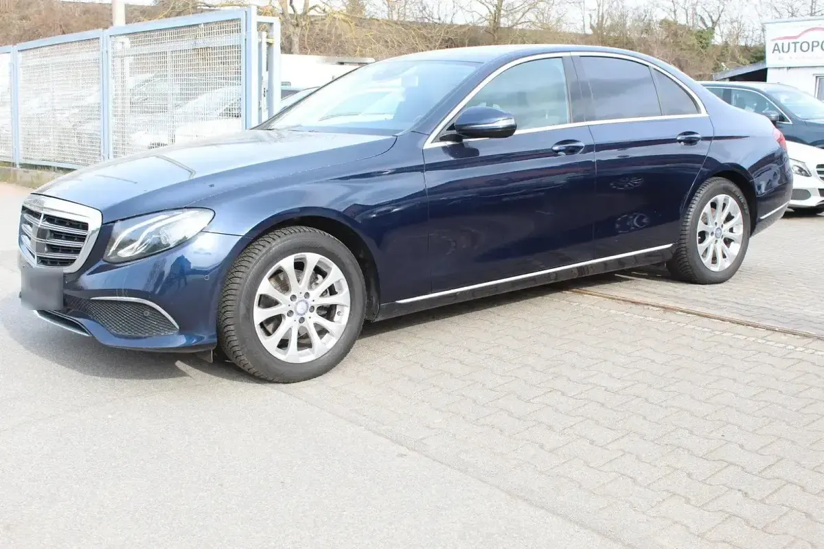Gebraucht Mercedes E220 194 PS (142 kW) 2016 Blau Limousine
