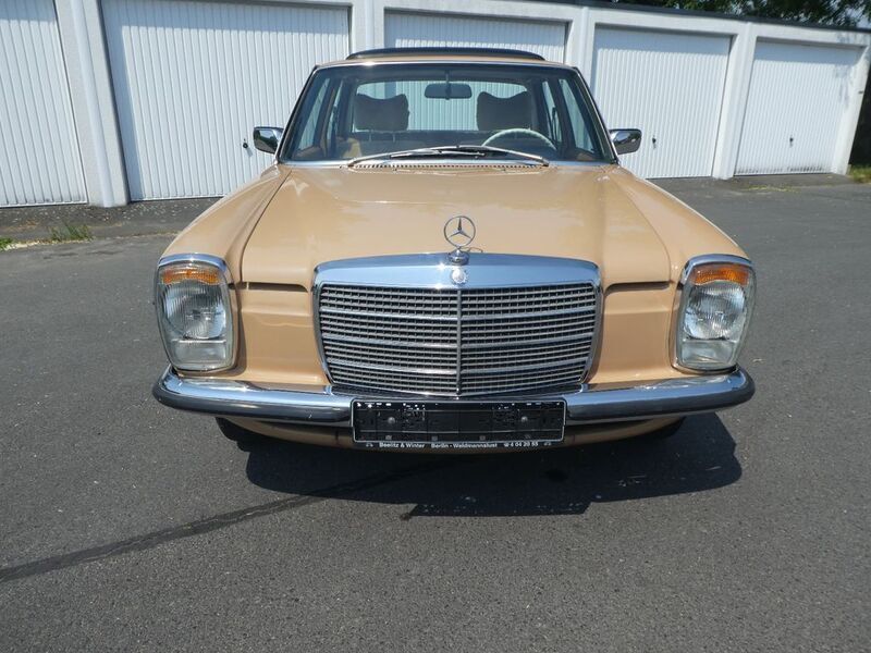 Beige Gebraucht 1975 Mercedes 200/8 Limousine | 22.990 € - Bild 1/4