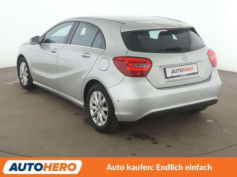 Gebraucht Mercedes A180 Style 122 PS (89 kW) 2017 Grau Limousine