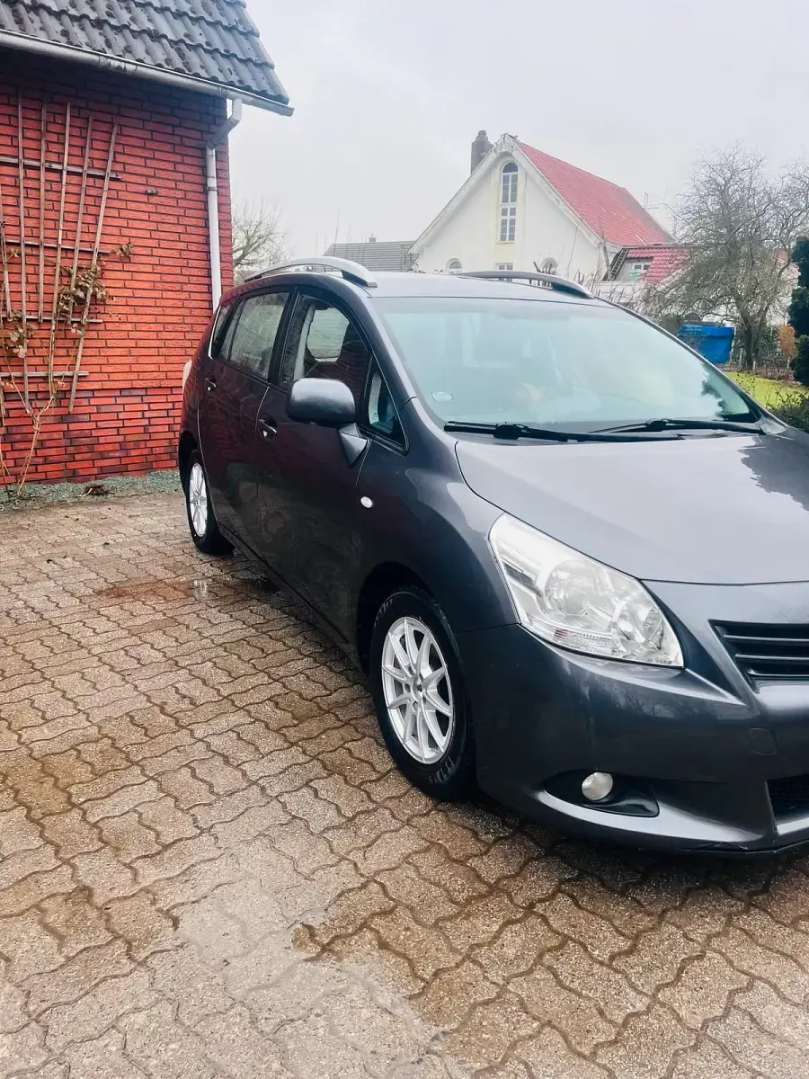 Gebraucht Toyota Verso 126 PS (92 kW) 2012 Grau Van / Kleinbus