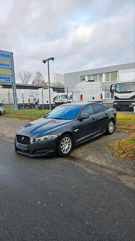 Grau Gebraucht 2015 Jaguar XF Limousine | 14.500 € (Teuer) - Bild 1/4