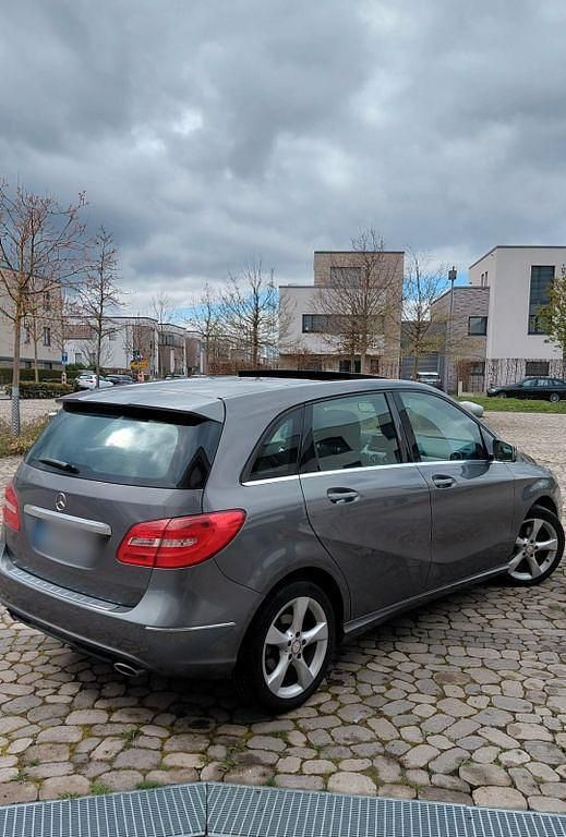 Gebraucht Mercedes B200 136 PS (100 kW) 2013 Grau Van / Kleinbus