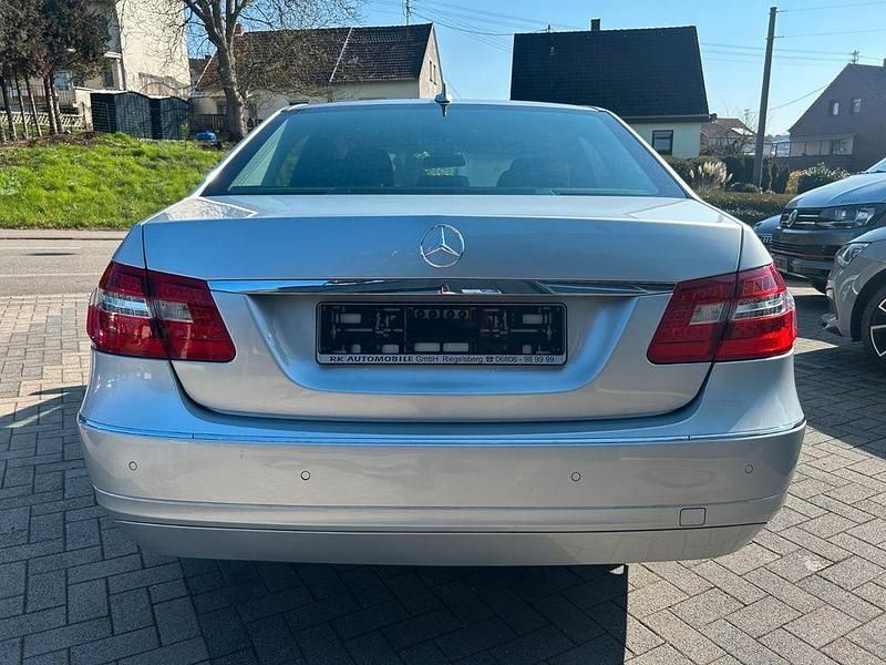 Gebraucht Mercedes E220 Avantgarde 170 PS (125 kW) 2010 Silber Limousine