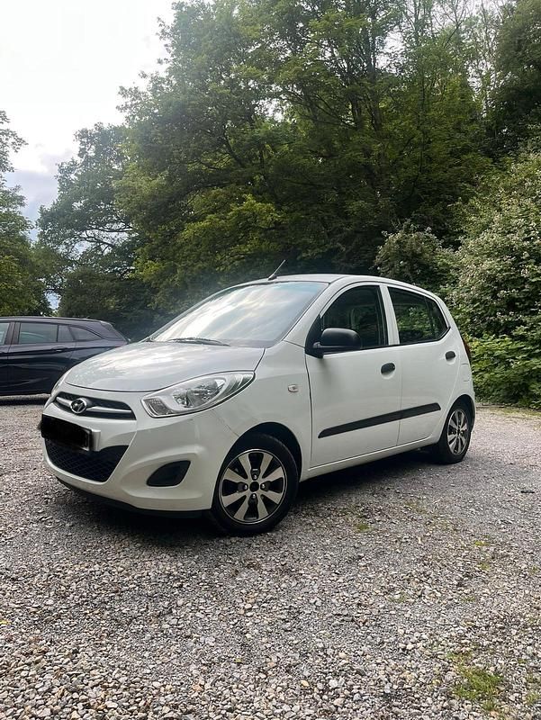 Gebraucht Hyundai i10 69 PS (50 kW) 2011 Weiß Kleinwagen