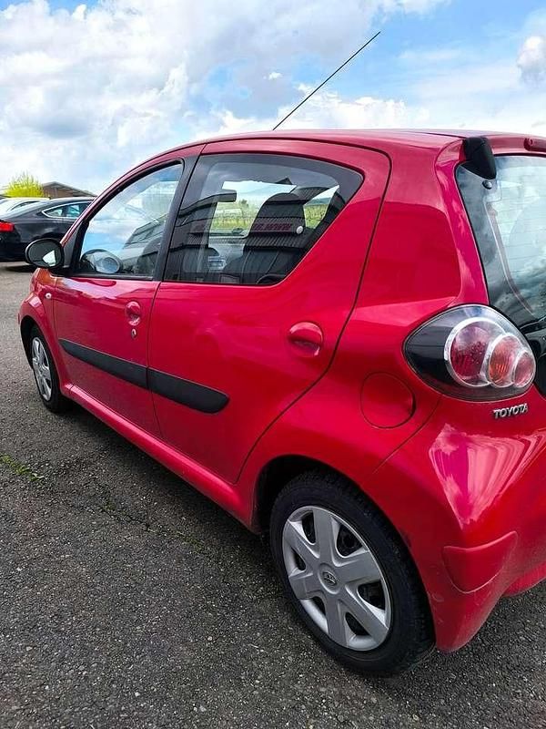 Używany Toyota Aygo Basis 68 KM (50 kW) 2010 Czerwony Hatchback
