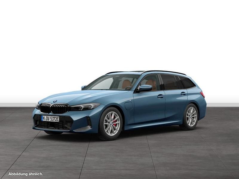 Blau Gebraucht 2024 BMW 330e Kombi | 55.507 € - Bild 1/3