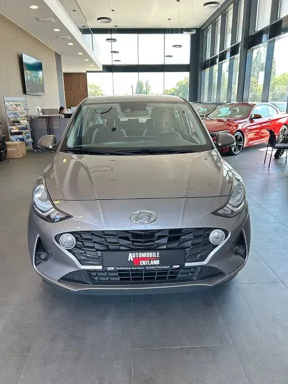 Gebraucht Hyundai i10 Trend 67 PS (49 kW) 2023 Grau Kleinwagen