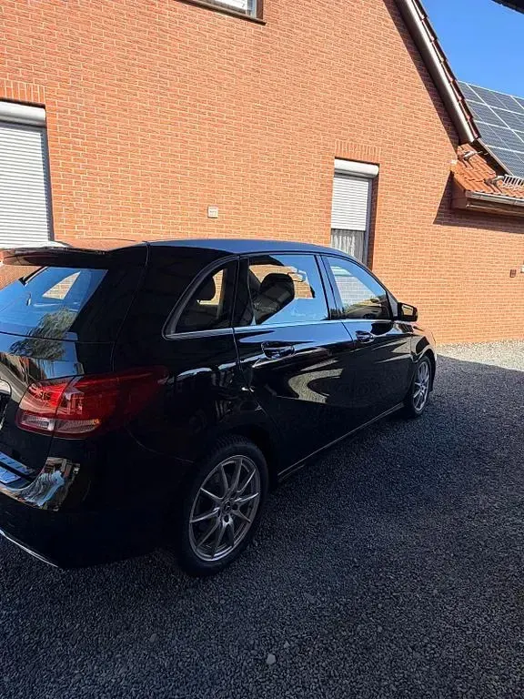 Gebraucht Mercedes B180 122 PS (89 kW) 2017 Schwarz Kleinwagen