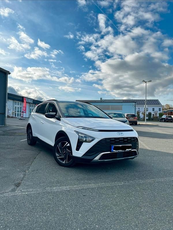 Weiß Gebraucht 2021 Hyundai Bayon Intro Edition SUV | 13.500 € - Bild 1/4