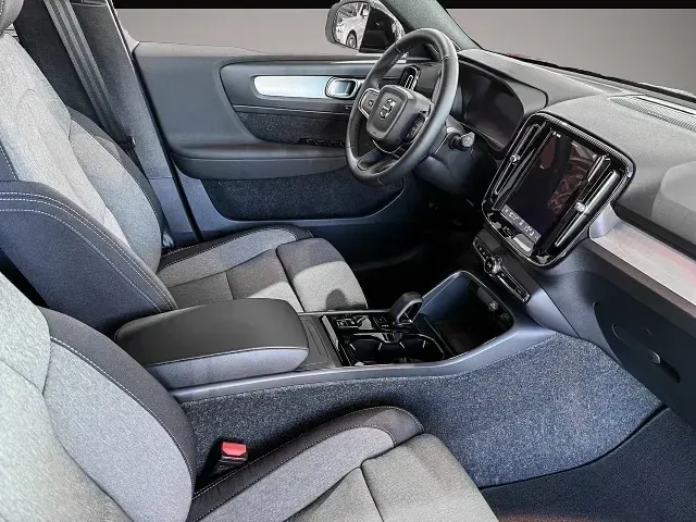 Neu Volvo XC40 Plus 163 PS (119 kW) 2026 Grau SUV