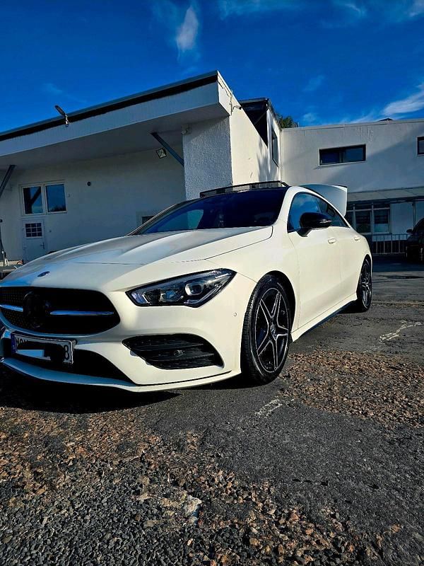 Weiß Gebraucht 2021 Mercedes CLA200 AMG line Limousine | 27.500 € (Fairer Preis) - Bild 1/4