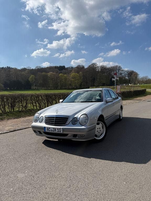 Second-hand Mercedes E200 Classic 116 CP (85 kW) 2000 Argintiu Berlinǎ