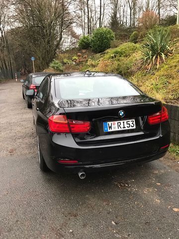 Gebraucht BMW 318 143 PS (105 kW) 2012 Schwarz metallic Limousine