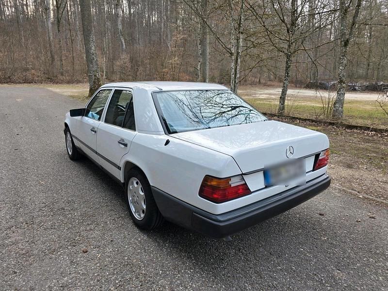 Gebraucht Mercedes E200 118 PS (86 kW) 1989 Weiß Limousine