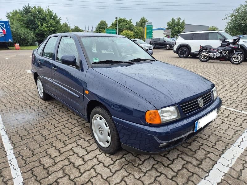 Blau Gebraucht 1998 VW Polo Classicline Limousine | 2.200 € (Teuer) - Bild 1/4