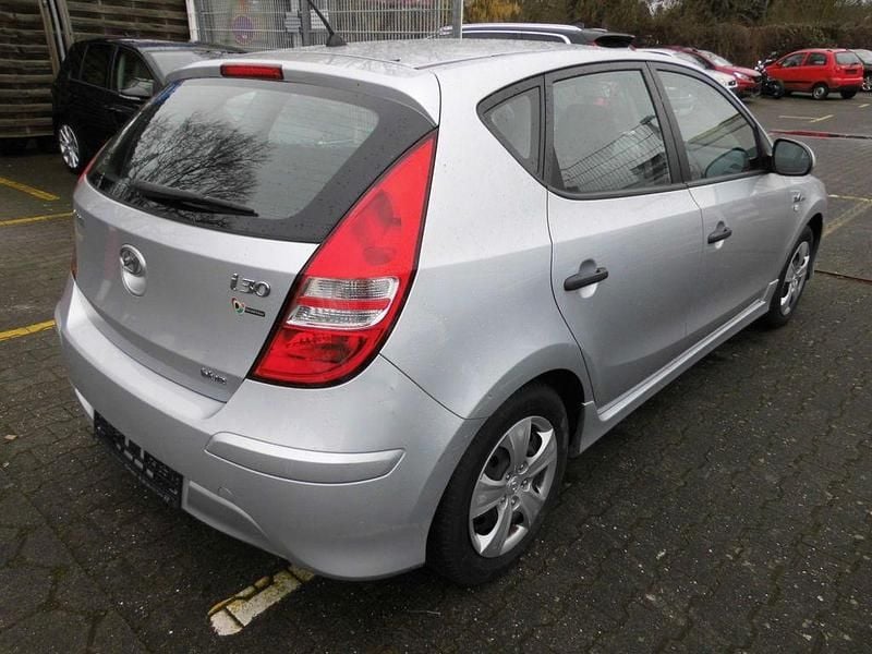 Gebraucht Hyundai i30 Edition 109 PS (80 kW) 2010 Silber Limousine