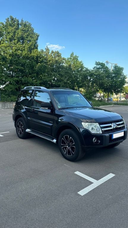 Schwarz Gebraucht 2009 Mitsubishi Pajero Intense SUV | 9.999 € (Fairer Preis) - Bild 1/4