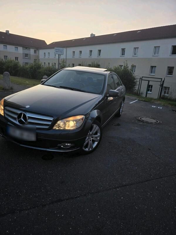 Grau Gebraucht 2011 Mercedes C220 Avantgarde Limousine | 6.860 € (Superpreis) - Bild 1/4