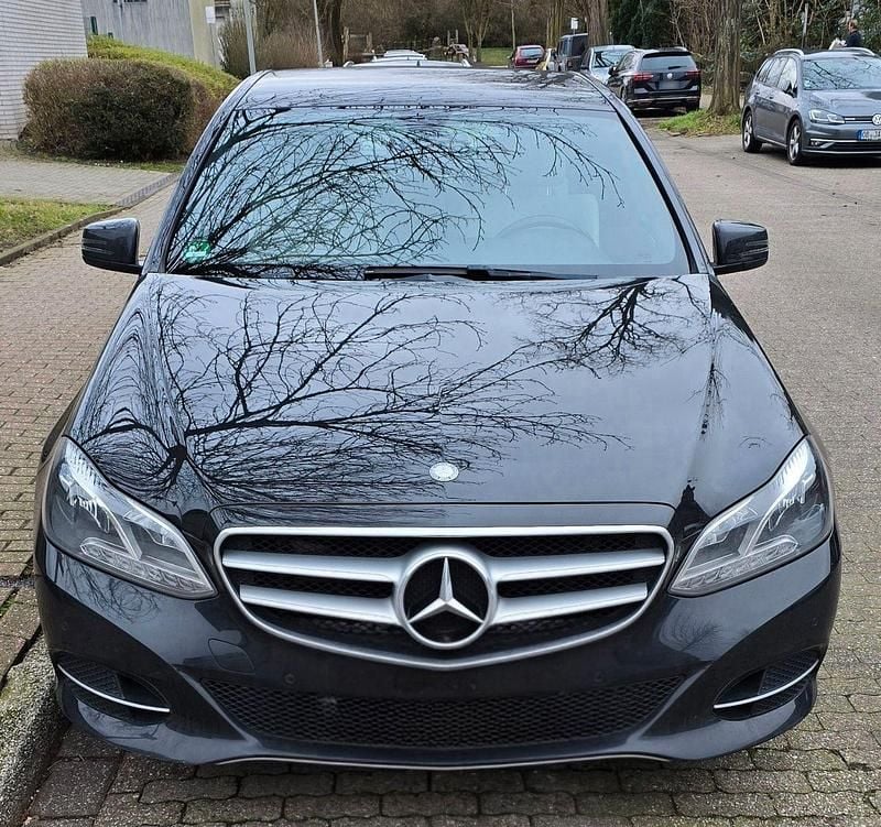 Gebraucht Mercedes E220 163 PS (119 kW) 2015 Schwarz Limousine