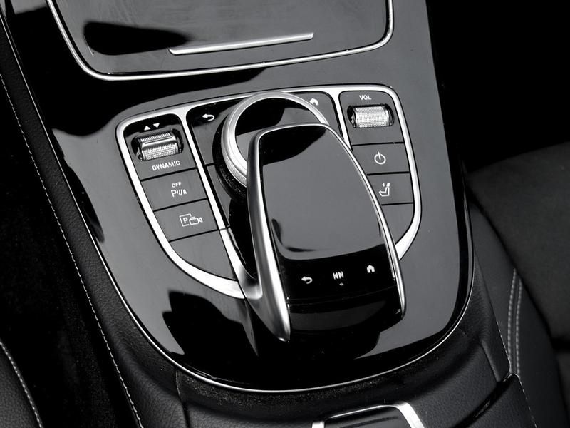 Gebraucht Mercedes E300 AMG 143 PS (105 kW) 2022 Unilack polarweiß Limousine