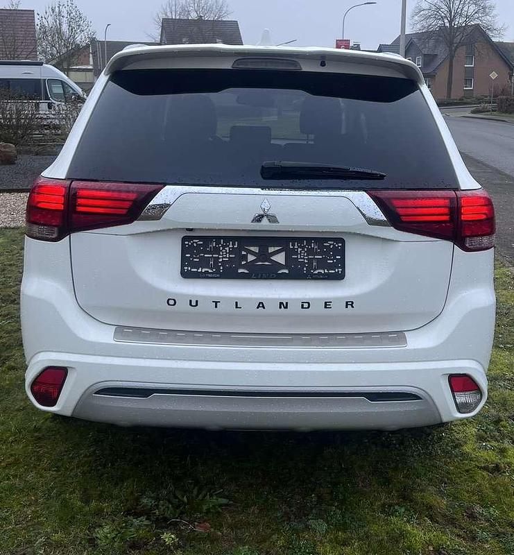 Gebraucht Mitsubishi Outlander P-HEV Basis 135 PS (99 kW) 2020 Weiß SUV